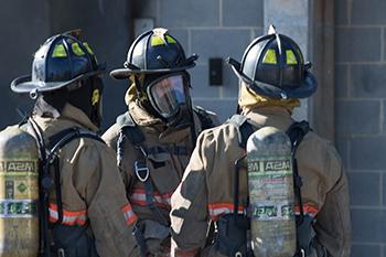 即将毕业的高年级学生可以通过罗文-卡巴鲁斯社区学院高中消防学院开始消防事业